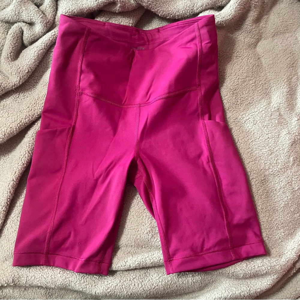 Athleta Salutation Stash Shorts (7”)